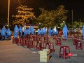 Lực lượng y tế Đà Nẵng tổ chức lấy mẫu xét nghiệm cho toàn bộ người có mặt tại Cảng cá Thọ Quang trong đêm 28/6 (Ảnh Ngọc Thuỷ)