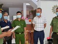 Cơ quan công an Đà Nẵng tống đạt quyết định khởi tố, bắt tạm giam đói với Lee Kwan Young (áo trắng).