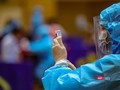 Lực lượng y tế tiêm vaccine phòng COVID-19 cho người dân