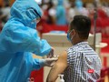 Lực lượng y tế tiêm vaccine phòng COVID-19 cho người dân trên địa bàn TP Đà Nẵng