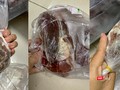 Thịt ngả màu xanh và bốc mùi bị người dân phản ánh