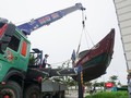 Ngư dân Đà Nẵng cẩu tàu thuyền lên bờ tránh trú bão số 5