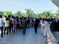 Người dân Đà Nẵng xếp hàng tiêm vaccine phòng COVID-19 phía bên ngoài điểm tiêm cung thể thao Tiên Sơn (quận Hải Châu)