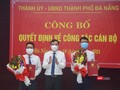 Ông Lê Trung Chinh - Chủ tịch UBND TP Đà Nẵng trao hoa chúc mừng ông Nguyễn Hà Nam (bìa phải) và ông Nguyễn Hà Bắc (bìa trái) nhận nhiệm vụ mới