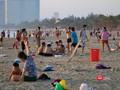 Người dân đi tắm biển sau khi lệnh nới lỏng giãn cách được áp dụng (ảnh minh hoạ)