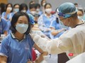 Lực lượng y tế tiêm vaccine phòng COVID-19 cho học sinh trên địa bàn