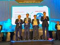 Đại diện TP Đà Nẵng nhận giải thưởng TP Thông minh Việt Nam 2021