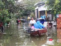 Người dân ở phường Phước Hòa (khu vực ven sông Tam Kỳ, TP Tam Kỳ, Quảng Nam) phải đi lại bừng xuồng trong sáng ngày 28/12 do mưa lớn kéo dài