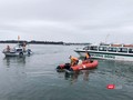 Lực lượng cứu hộ nỗ lực tìm kiếm các nạn nhân trong vụ chìm tàu tại biển Cửa Đại