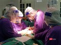 Ê kíp bác sĩ Bệnh viện Hữu nghị Việt Đức đang tiến hành ca mổ cho bệnh nhân
