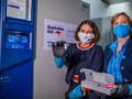 Đại sứ Robyn Mudie và Trưởng đại diện UNICEF Rana Flowers tham quan lô vaccine Pfizer do Australia tài trợ được vận chuyển tới Hà Nội (ảnh ĐSQ Australia)