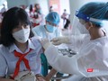 Lực lượng y tế tiêm vaccine cho đối tượng học sinh