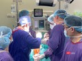 Ê-kíp bác sĩ Bệnh viện Hữu nghị Việt Đức đang phẫu thuật cho bệnh nhân