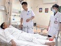 Bác sĩ thăm khám cho bệnh nhân trước khi cho xuất viện