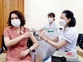 Thứ trưởng Bộ Y tế Nguyễn Thị Liên Hương tiêm mũi nhắc vaccine phòng COVID-19 tại lễ phát động
