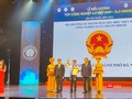 Đại diện UBND TP Đà Nẵng nhận chứng thư “TOP Công nghiệp 4.0 Việt Nam” vì có đã có thành công trong tổ chức triển khai chủ trương cuộc cách mạng công nghiệp 4.0 và Chương trình chuyển đổi số quốc gia.