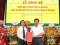 Thứ trưởng Bộ Y tế Đỗ Xuân Tuyên trao quyết định bổ nhiệm Giám đốc Trung tâm Điều phối Quốc gia về ghép bộ phận cơ thể người cho PGS.TS Đồng Văn Hệ (ảnh BVCC)