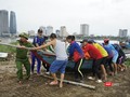 Lực lượng công an hỗ trợ người dân đưa tàu thuyền lên bờ tránh bão