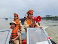 Lực lượng CSGT đường thuỷ tuần tra, thông báo, yêu cầu phương tiện về nơi neo đậu an toàn