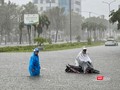 Đường Hùng Vương, TP Tam Kỳ, Quảng Nam ngập sâu trong nước (Ảnh Anh Tuấn)