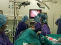 Ê kíp bác sĩ Bệnh viện Hữu nghị Việt Đức thực hiện ca phẫu thuật nội soi tạo hình dị tật sọ mặt phức tạp.