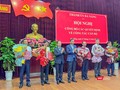 Bí thư Thành ủy Đà Nẵng Nguyễn Văn Quảng và Chủ tịch UBND TP Đà Nẵng Lê Trung Chinh trao quyết định cho các cá nhân.