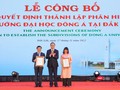 PGS.TS Nguyễn Văn Phúc - Thứ trưởng Bộ GD&ĐT trao quyết định thành lập phân hiệu ĐH Đông Á tại Đắk Lắk cho Ban Giám hiệu, Hội đồng trường ĐH Đông Á v