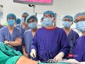 Ê kíp bác sĩ Bệnh viện Hữu nghị Việt Đức đang phẫu thuật cho bệnh nhân T.