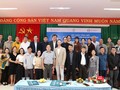 Đại diện các bên chụp ảnh lưu niệm nhân sự kiện Trung tâm Y tế huyện Cư M’gar nhận danh hiệu Bệnh viện Thực hành nuôi con bằng sữa mẹ xuất sắc