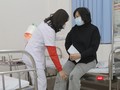 Bác sĩ thăm khám cho bệnh nhân L.