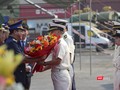 Đại diện Bộ Tư lệnh Vùng Cảnh sát biển 2 tặng hoa cho Chỉ huy tàu tuần tra SETTSU nhân chuyến thăm Đà Nẵng