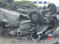 Chiếc xe khách bị biến dạng sau vụ tai nạn