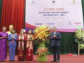 Phó Thủ tướng Trần Hồng Hà tặng hoa chúc mừng Lễ tôn vinh nữ trí thức tiêu biểu ngành y giai đoạn 2019 - 2022, nhân hướng đến Ngày quốc tế phụ nữ 8/3.