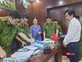  Công an TP Đà Nẵng khám xét nơi làm việc của ông Hồ Văn Khoa (người mặc áo trắng) tại UBND quận Cẩm Lệ. (Anh AB)