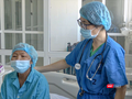 TS.BS Trần Thị Thanh Hương - Khoa Nội Thần kinh - Cơ xương khớp - Huyết học lâm sàng, Bệnh viện Đà Nẵng thăm khám cho bệnh nhân sau thời gian ghép tế bào gốc thành công