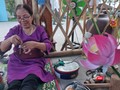 Nghệ nhân làng hoa giấy Thanh Tiên (Thừa Thiên Huế) trình diễn kỹ thuật làm hoa sen