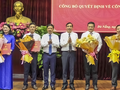 Phó Bí thư Thường trực Thành ủy Đà Nẵng Lương Nguyễn Minh Triết (thứ 4, từ phải sang) và Chủ tịch UBND TP Đà Nẵng Lê Trung Chinh (thứ 3, từ phải sang) trao các quyết định bổ nhiệm và tặng hoa chúc mừng cho các cá nhân