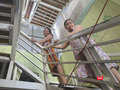 Xóm chạy thận chật chội, nóng bức trong bốn bức tường tạm bợ quây bằng tôn, sắt.