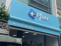 Cơ sở thẩm mỹ PFIZERS quảng cáo mang logo có dấu hiệu vi phạm nhãn hiệu hàng hóa của tập đoàn đa quốc gia Pfizer Inc., vi phạm pháp luật khi hành nghề (ảnh Sở Y tế TP.HCM)