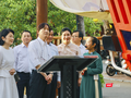 Hoàng Thái tử Nhật Bản Akishino và Công nương Kiko bên mô hình thuyền Châu Ấn được trưng bày tại phố cổ Hội An (ảnh Truong Ngo)