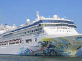 Tàu du lịch biển quốc tế Resorts World One (quốc tịch Bahamas) tại cảng Tiên Sa (Đà Nẵng)