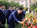 Chủ tịch nước Võ Văn Thưởng đặt hoa tưởng nhớ Chủ tịch Hồ Chí Minh trong khuôn viên Đại sứ quán Việt Nam tại Bắc Kinh, Trung Quốc. (Ảnh: Thống Nhất/TTXVN)