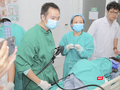 Ê kíp bác sĩ Bệnh viện đa khoa Đức Giang đang sử dụng kỹ thuật cắt tách dưới niêm mạc qua nội soi.