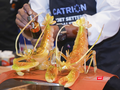 Đầu bếp Master Chef Dimuthu đã chế tác ra những chú tôm càng xanh tuyệt đẹp từ đường