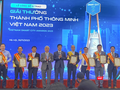Ông Lê Quang Nam - Phó Chủ tịch UBND TP Đà Nẵng (thứ 4 từ phải sang) đại diện cho TP Đà Nẵng nhận Giải thưởng TP thông minh Việt Nam 2023