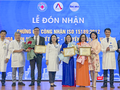 Đại diện Văn Phòng Công nhận năng lực đánh giá sự phù hợp về tiêu chuẩn chất lượng (AOSC) đã trao Chứng chỉ ISO 15189:2012 cho 3 khoa Sinh hóa, Huyết học - truyền máu, Vi sinh của Bệnh viện Đà Nẵng.