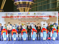 Ông Trần Chí Cường – Phó Chủ tịch UBND TP Đà Nẵng (đứng giữa), cùng lãnh đạo Sở Du lịch, AHT, đại diện hãng bay tại chương trình chào đón đường bay trực tiếp đầu tiên từ Manila (Philippines) đến Đà Nẵng