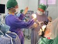 Các bác sĩ Bệnh viện hữu nghị Việt Đức đang phẫu thuật đặt điện cực kích thích não cho bệnh nhân mắc Parkinson