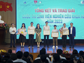 Trao thưởng cho các đề tài đạt giải Nhất tại cuộc thi Sinh viên nghiên cứu khoa học TP Đà Nẵng năm 2023 (ảnh Thanh Thảo)