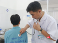 Bác sĩ thăm khám cho bệnh nhân sau phẫu thuật (ảnh BVCC)